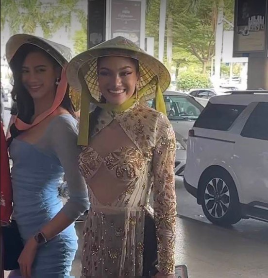 Dân mạng phàn nàn vì người đẹp Thái Lan diện áo dài xuyên thấu khi đến Việt Nam - 2