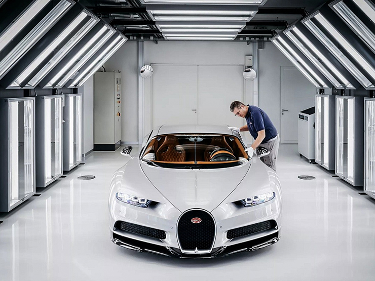 Bugatti tiết lộ thời gian sơn thủ công một chiếc xe triệu đô của mình - 1