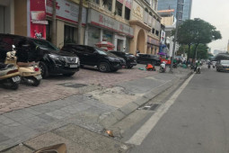 Vụ nam thanh niên bị đâm tử vong giữa phố Hà Nội: Giải cứu cô gái bị ép lên ô tô