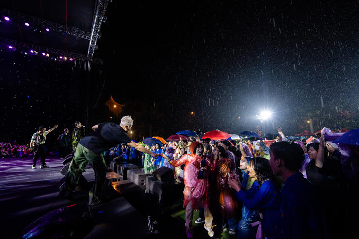 Hàng nghìn khán giả đội mưa hát cùng Ngũ Cung, Da LAB - 1