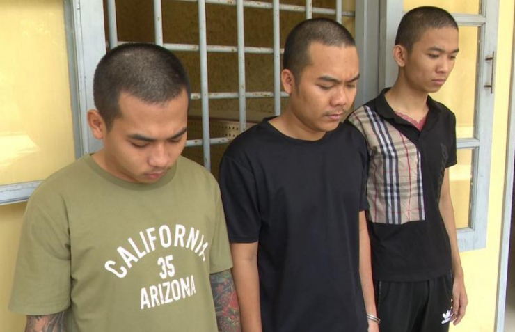 Phát hiện con nợ đang ăn, chủ nợ cùng &#34;bạn&#34; bắt luôn về nhà - 1