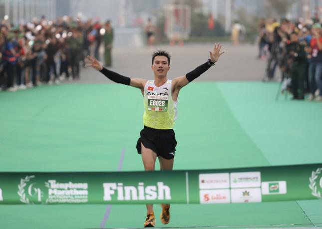 Kỷ lục gia 9 lần vô địch liên tiếp Tiền Phong Marathon Đỗ Quốc Luật: &#39;Tôi đã khóc vì quá vui sướng&#39; - 1