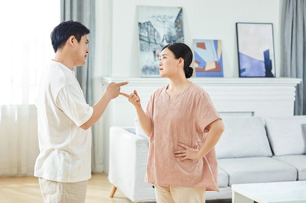 Chồng đẹp trai, kiếm nhiều tiền nhưng vợ lại luôn thần tượng anh hàng xóm vì một điều bất ngờ, khiến chồng muốn &#39;phát điên&#39; - 1