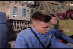Video: Thủy thủ tàu ngầm ”hố đen đại dương” của Nga nhấn nút phóng tên lửa hành trình Kalibr