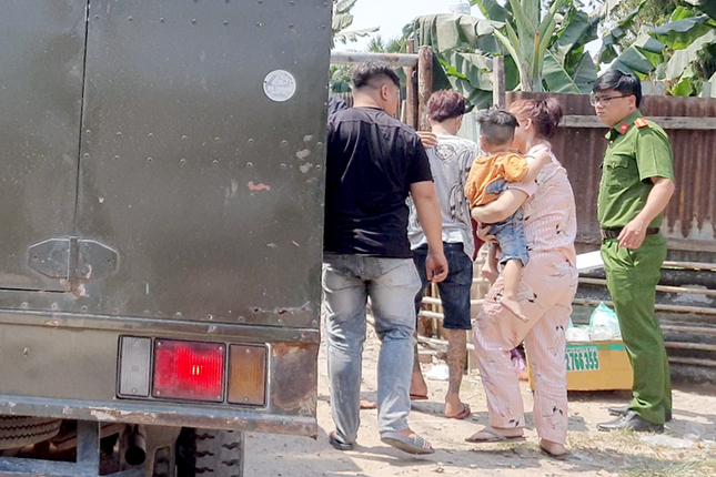 Vụ bé trai 3 tuổi nghi bị ép hút ma túy đá: Kiểm tra nơi ở của người mẹ và nhân tình - 1