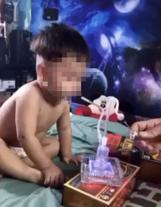 Công an TP HCM thông tin chính thức vụ clip nghi ép bé 3 tuổi hút ma túy đá - 1