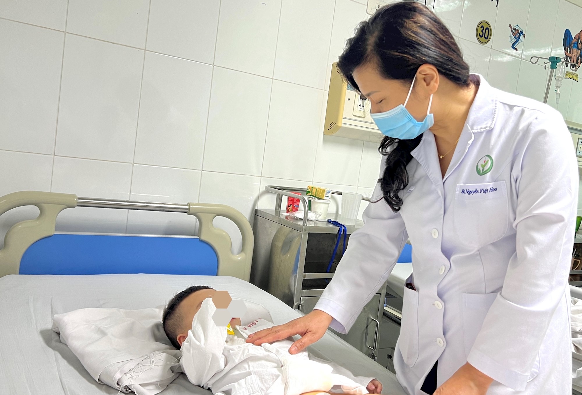 Bé 2 tuổi ở Hà Nội bị nhầm lẫn giới tính từ khi sinh ra - 1