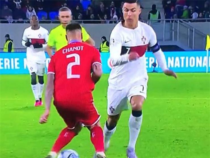 Ronaldo bất chấp để ghi hat-trick: Giở trò bị trọng tài phạt thẻ vàng - 1