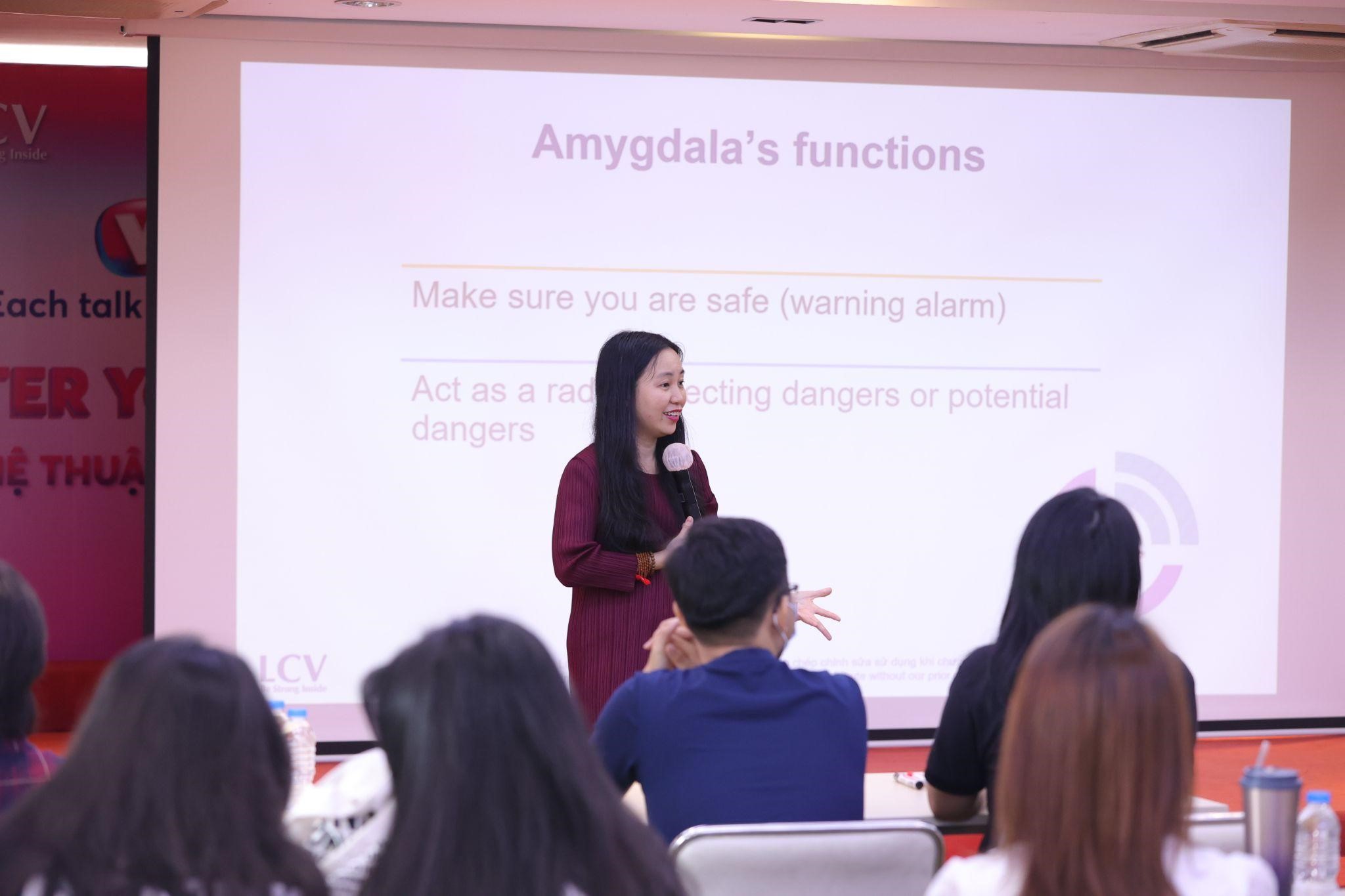 Học cách làm chủ cảm xúc cùng học viên VUS tại sự kiện giao lưu tiếng Anh V-Club - 1