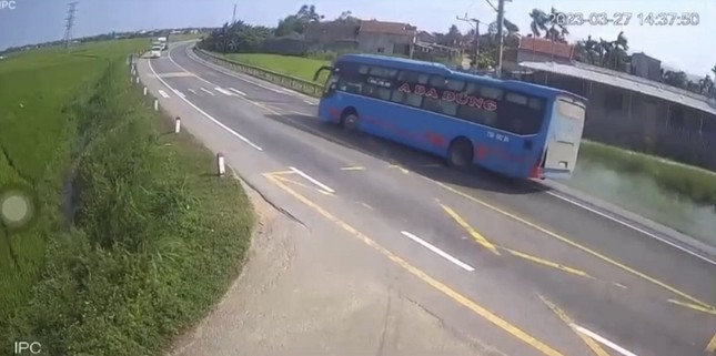 Kinh hoàng cảnh xe khách chở 44 người mất lái lao xuống ruộng, tài xế tử vong - 1
