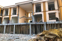 Chủ tịch xã báo cáo gì vụ trụ sở ủy ban khang trang bị đập để sửa, quay hướng?