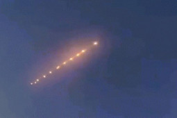 VIDEO: Vật thể bay phát sáng bí ẩn xuất hiện ở Trung Quốc