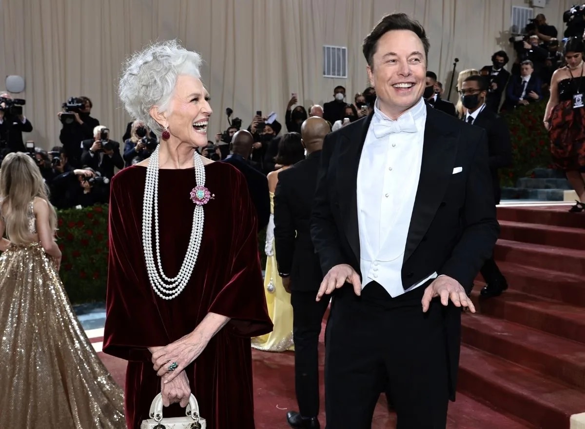 Mẹ của Elon Musk ăn gì để giữ dáng, tự tin làm người mẫu ở tuổi 75? - 1