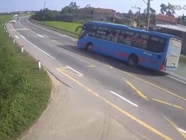 Xe tải mất lái tông gãy lan can cầu suýt rớt xuống sông