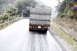 Clip: Tài xế xe tải tốt bụng cảnh báo nguy hiểm cho xe phía sau