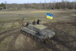 Video: Bộ trưởng Quốc phòng Ukraine lái xe tăng Challenger 2 của Anh