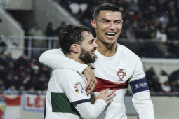Ronaldo lập cú đúp hạ tí hon giúp Bồ Đào Nha đại thắng, cho Messi ”hít khói”