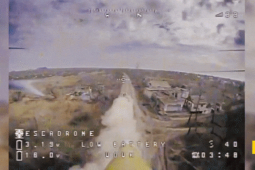 Cơ quan An ninh Ukraine tung video UAV tự sát lao vào xe bọc thép Nga