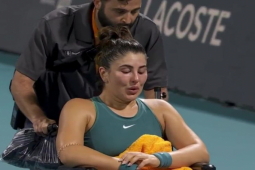 Hot girl tennis bị chấn thương đáng sợ, khóc nức nở rời Miami Masters