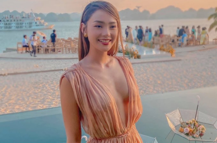 Minh Hằng từng gây chú ý khi nhiều lần lên đồ sexy đi ăn cưới.
