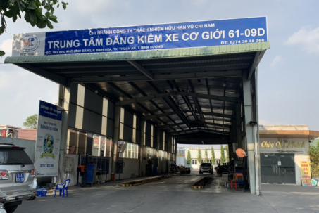 Công an khám xét Trung tâm đăng kiểm xe 61-09D ở Bình Dương