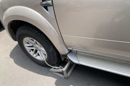 Bảo vệ khóa bánh ô tô trong nội khu chung cư, đúng hay sai?