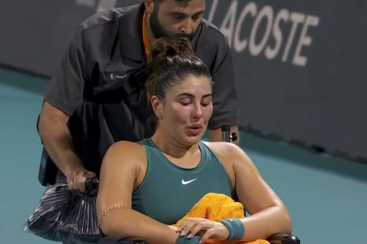 Hot girl tennis bị chấn thương đáng sợ, khóc nức nở rời Miami Masters - 1