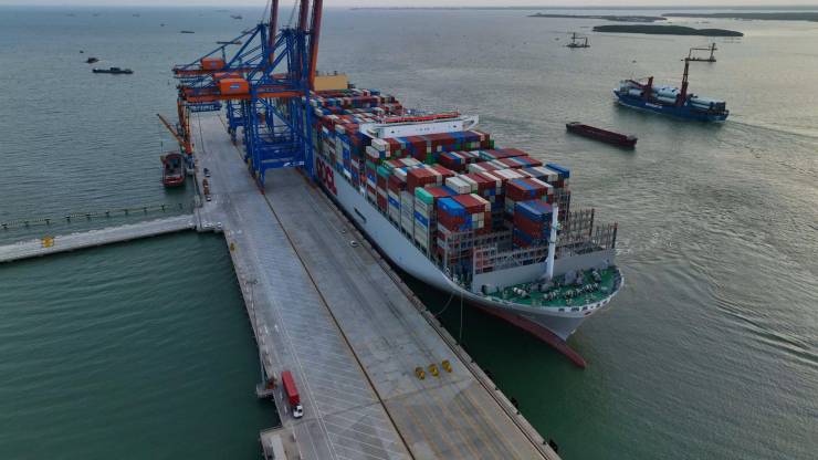 Cận cảnh siêu tàu container lớn nhất thế giới tại Bà Rịa - Vũng Tàu - 1
