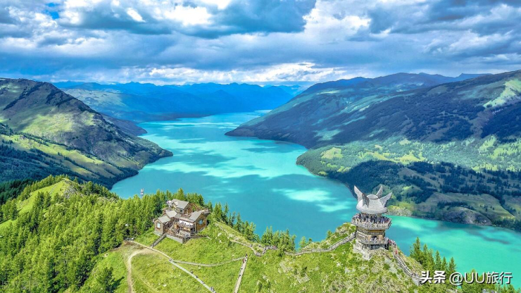 Hồ Kanas hoàn toàn xứng đáng cho một ngày đi bộ đường dài. Bạn có thể đi xe buýt tới các địa điểm bên bờ hồ Kanas, sau đó tản bộ dọc theo một con đường lót ván và tận hưởng thiên nhiên hoang sơ, yên bình. Nơi này vào buổi sáng sớm còn có mây mù chập chờn, khung cảnh ảo diệu đẹp tựa như chốn bồng lai tiên cảnh.
