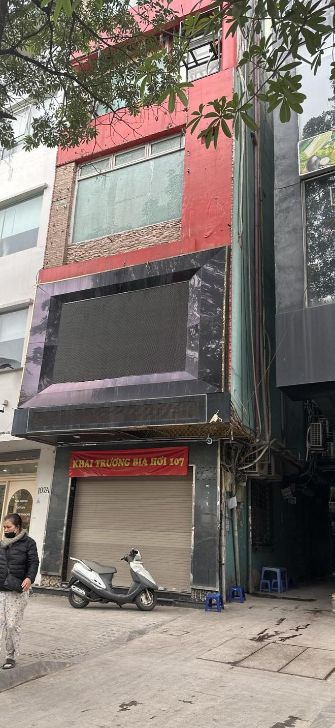 Nửa đêm ‘tóm gọn’ 5 người đàn ông cùng 2 nữ tiếp viên trong quán karaoke không biển hiệu - 1