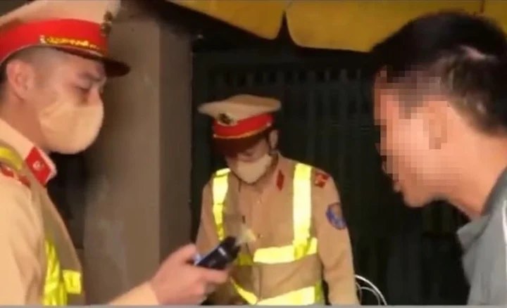 Vi phạm nồng độ cồn vượt 9 lần mức kịch khung, tài xế nói “dẫn đường xe cứu thương” - 1