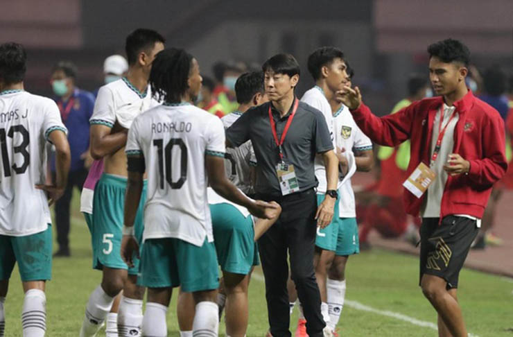 Chấn động Indonesia mất quyền đăng cai U20 World Cup: Cầu thủ bật khóc, Shin Tae Yong sắp ra đi - 1