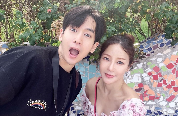 Shim Mina lấy chồng là nam ca sĩ Hàn Quốc kém 17 tuổi - Ryu Phillip vào năm 2018.
