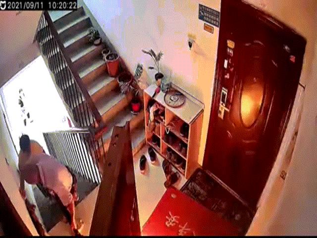 Video: Thót tim cảnh người đàn ông lôi bình gas đang bốc cháy ra khỏi căn hộ