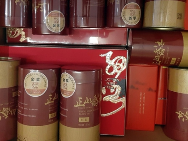 Thu giữ hàng loạt nhãn trà cao cấp nhập lậu về Việt Nam để trưng bày, bán trong showroom với giá bạc triệu