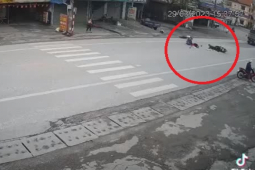 Clip: Xin nhan bằng… tay, xe Dream bị tông từ sau, 3 người văng xuống đường