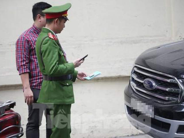 Phát loa, gọi điện thoại yêu cầu xe ô tô trả lại vỉa hè ở Hà Nội