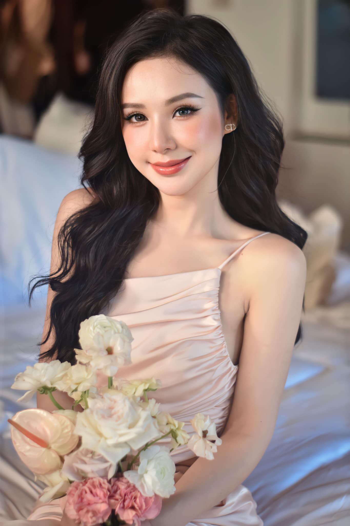 Cô phù dâu xinh đẹp, đường cong như tranh vẽ hóa ra là người quen showbiz - 2