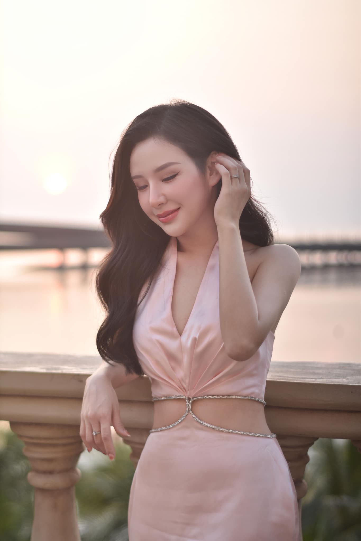 Cô phù dâu xinh đẹp, đường cong như tranh vẽ hóa ra là người quen showbiz - 6