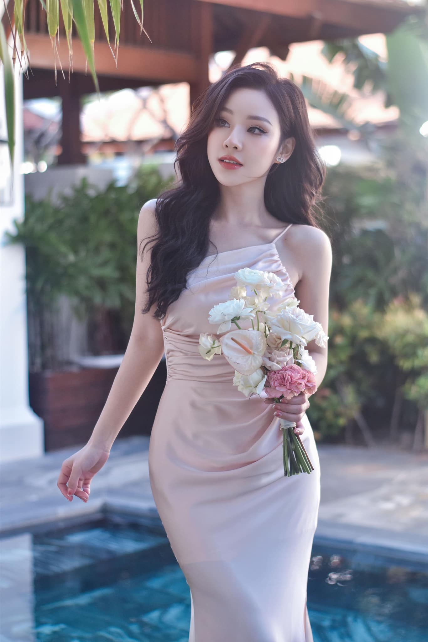 Cô phù dâu xinh đẹp, đường cong như tranh vẽ hóa ra là người quen showbiz - 1