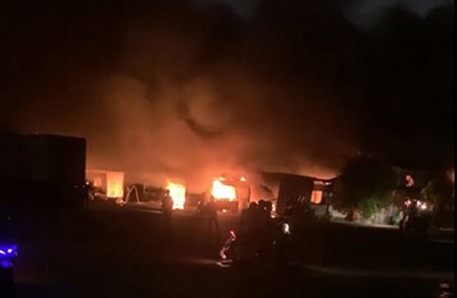 Xưởng gỗ  ở TP.HCM bốc cháy dữ dội kèm theo nhiều tiếng nổ - 1