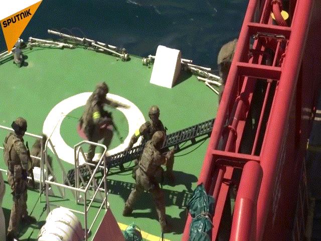 Video đặc nhiệm Nga ”đột kích” tàu hàng, giải cứu con tin