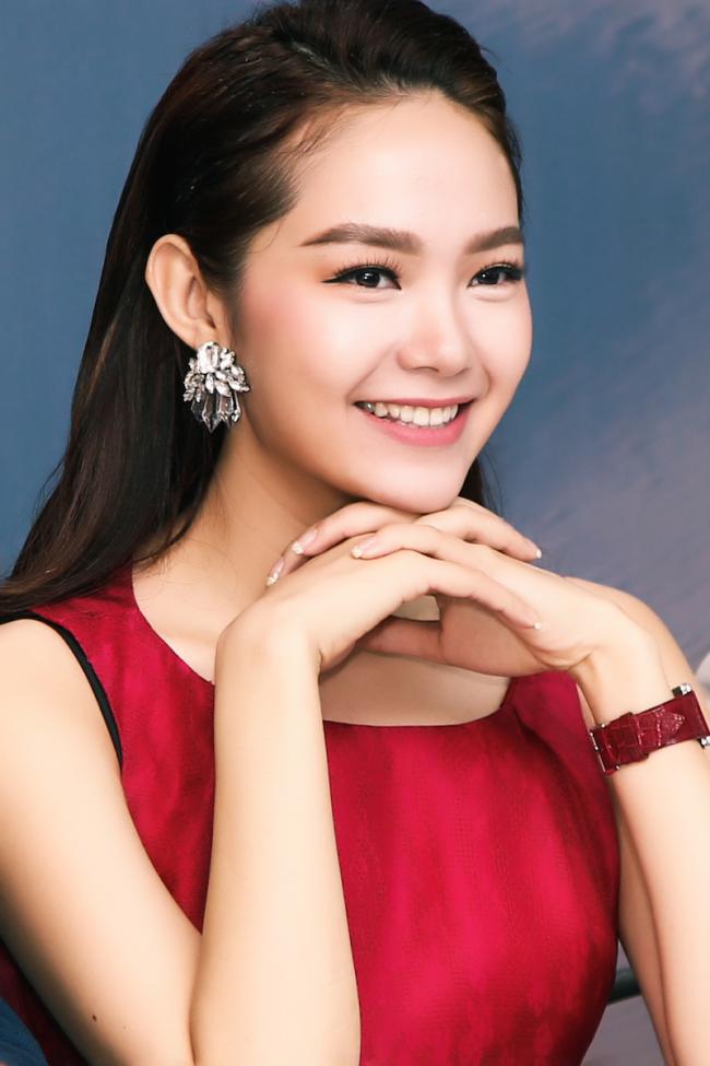 Minh Hằng ngày càng khác lạ sau 15 năm gia nhập showbiz