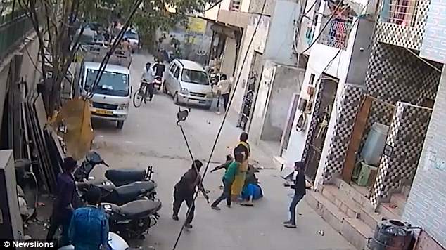Chó pit bull điên cuồng tấn công trẻ em giữa phố Ấn Độ - 1
