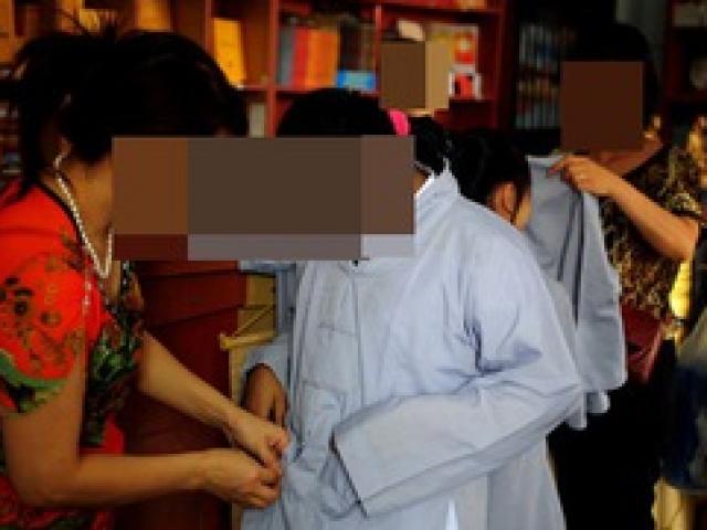 Bé gái bất ngờ trở về trong bộ áo nhà chùa sau gần 1 năm nghi bị bắt cóc