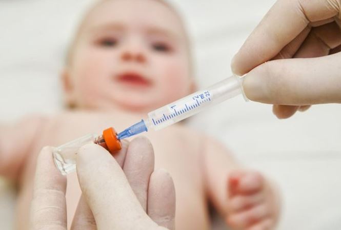 Trẻ cần được cấp cứu ngay nếu có những dấu hiệu này sau tiêm vắc xin - 1