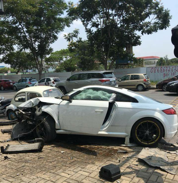 Né xe máy, xe thể thao Audi bị đâm nát đầu tại Sài Gòn - 1