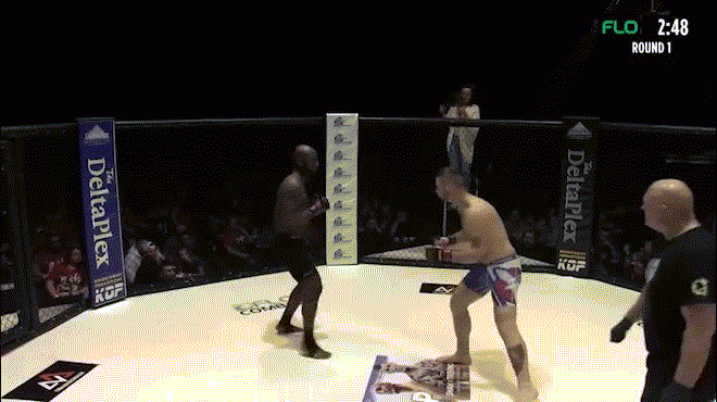 Sửng sốt MMA: Dính "võ điện giật", tay đấm choáng váng ngã ra sàn - 1