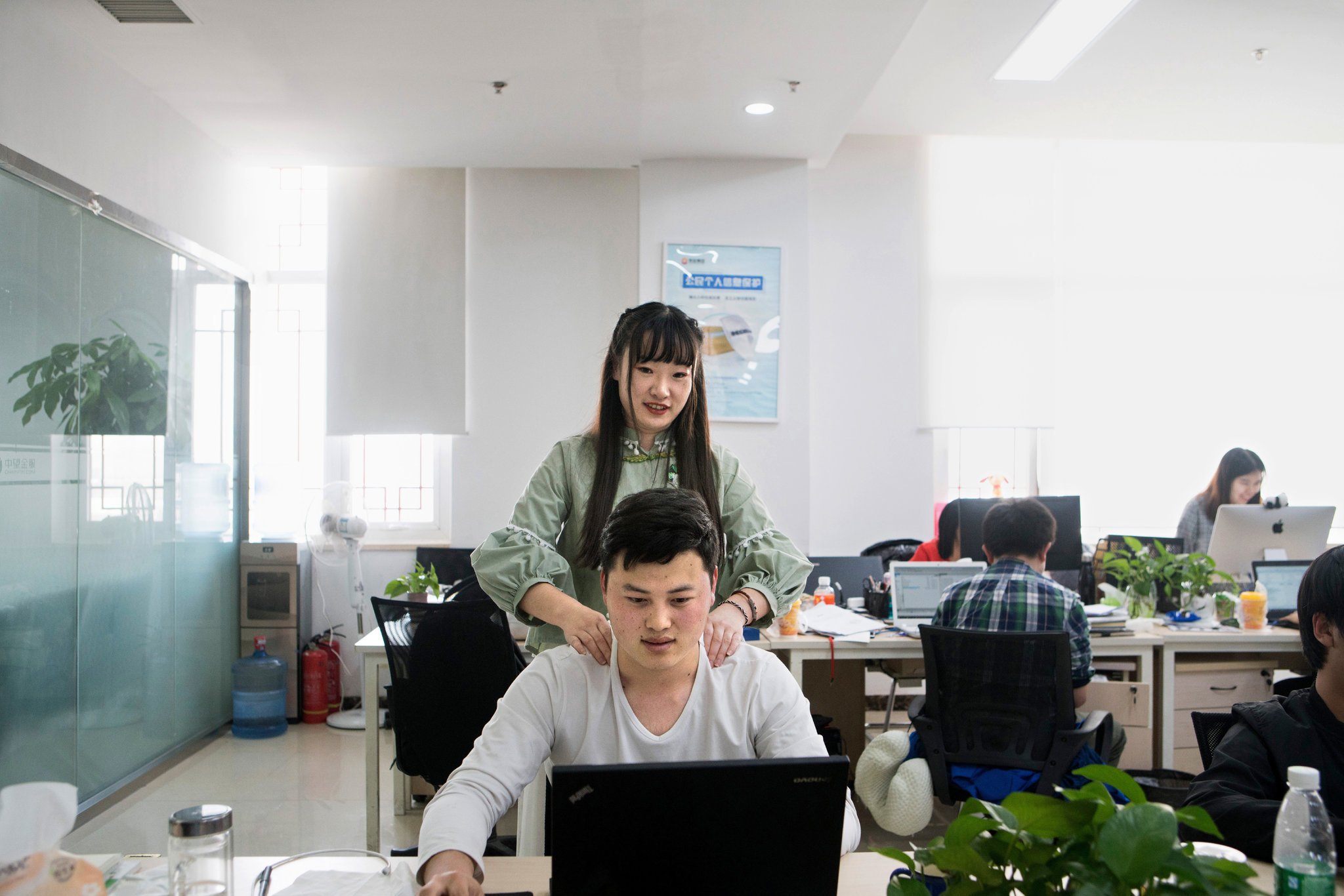 Công ty Trung Quốc tuyển người đẹp tạo "động lực" cho nhân viên nam - 1