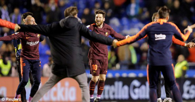 Barcelona vô địch La Liga: Messi bùng nổ hat-trick, tự vỗ ngực “vô đối” - 1